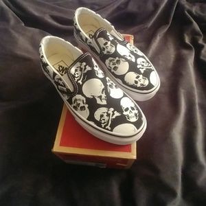 ****SOLD****BNIB Vans slip ons Skulls